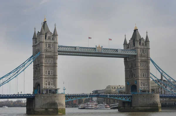 Tower Bridge βαρετή μέρα — Φωτογραφία Αρχείου