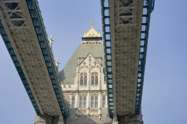 Patrząc przez most tower — Zdjęcie stockowe