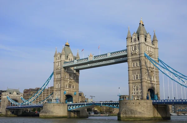 Tower Bridge Lontoossa Englanti Yhdistynyt kuningaskunta — kuvapankkivalokuva