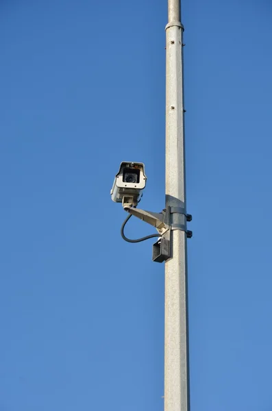 Câmera de segurança em poste alto — Fotografia de Stock