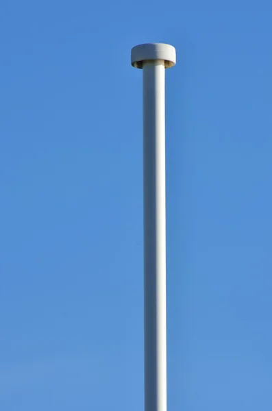 Порожня лампа з блакитним небом на фоні — стокове фото