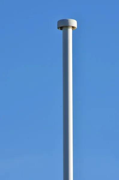 Prázdné lampost s modrou oblohou v pozadí — Stock fotografie