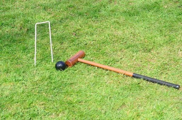 Krocketschläger und Ball in der Landschaft — Stockfoto