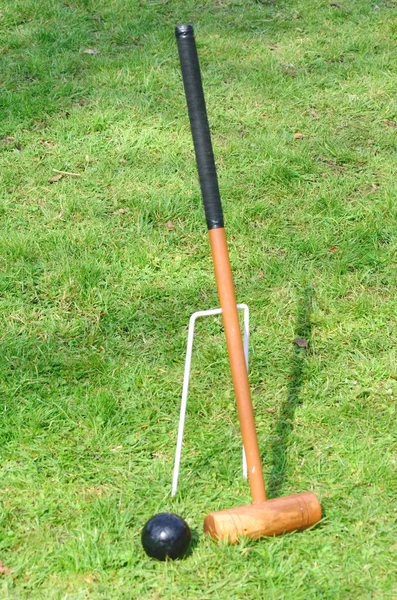 Mazo de croquet apoyado contra aro — Foto de Stock