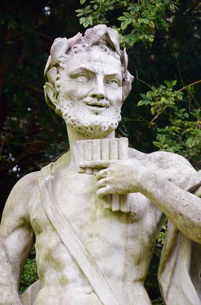 Estatua de piedra de la cacerola con tubos — Foto de Stock