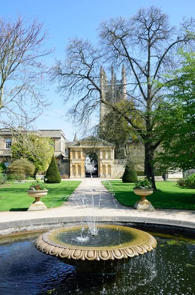 Formal traditional  English garden with fountain  in foreground — Stock Photo, Image