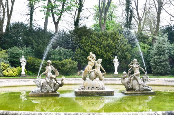 古典的な噴水の彫像 — ストック写真