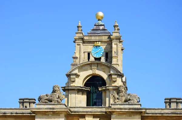 Großer aristokratischer Uhrturm — Stockfoto