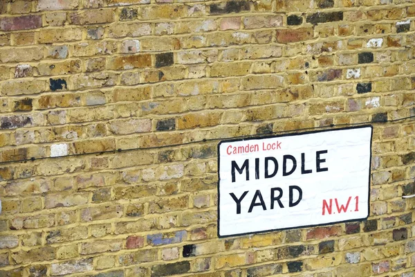 Street sign for Middle Yard Camden — Stock Photo, Image