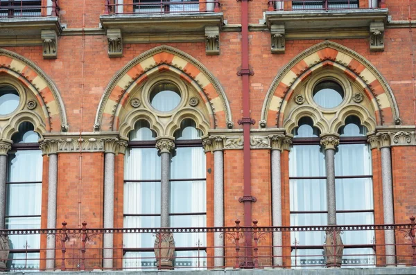 Nahaufnahme von roten viktorianischen Fenstern — Stockfoto