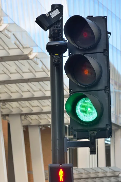 Stad verkeerslicht op groen — Stockfoto