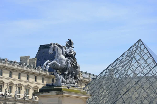 Entrada frontal do Louvre com pirâmide — Fotografia de Stock