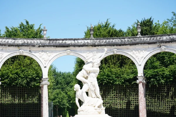 Statue in classical gardens — Stock Photo, Image