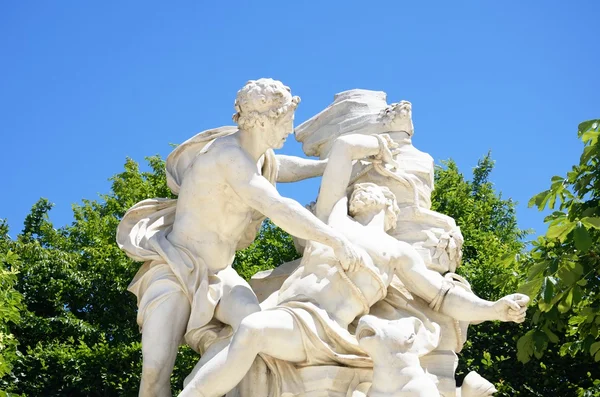 Estátua de mármore clássico com figuras — Fotografia de Stock