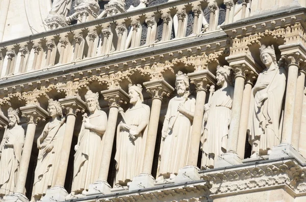 Gotyckie rzeźbione figurki w katedrze notre dame — Zdjęcie stockowe