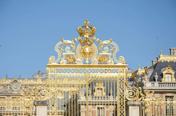 Grote gouden paleis poorten — Stockfoto