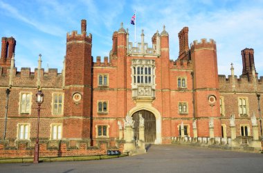 Hampton Court Sarayı önden
