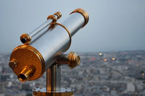 Vintage Telescope mirando sobre la ciudad al atardecer Fotos de stock libres de derechos