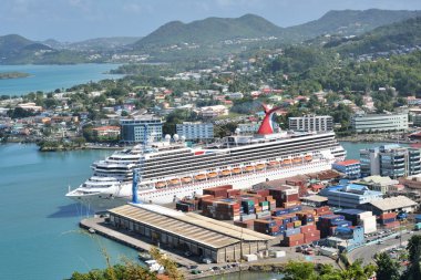 Büyük okyanus gemisi St Lucia sermaye içinde