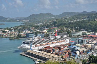 Büyük okyanus kruvazör St Lucia sermaye içinde