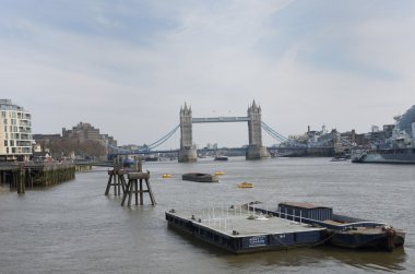 Tower bridge ve thames