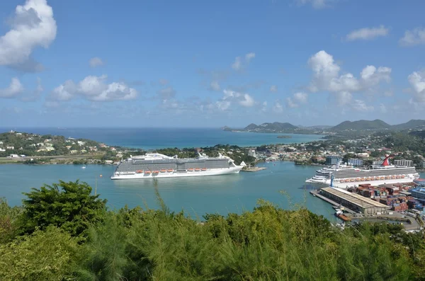 Crucero grande que viene en el puerto de castries Santa Lucía — Foto de Stock