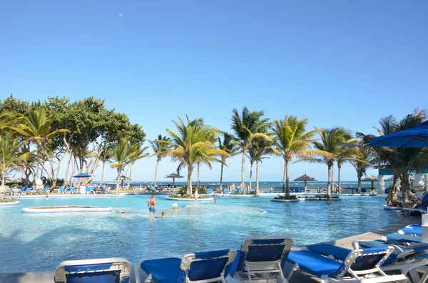 Dovolená hotel s bazénem v Karibiku — Stock fotografie