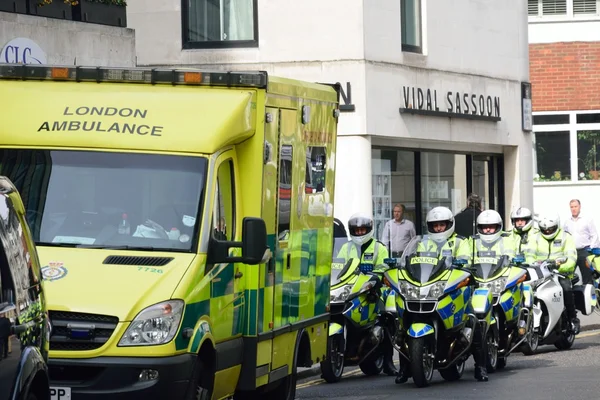 Polisen motorcyklister och ambulans — Stockfoto