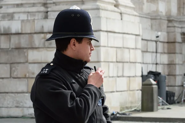 Englischer Polizist mit Radio lizenzfreie Stockbilder