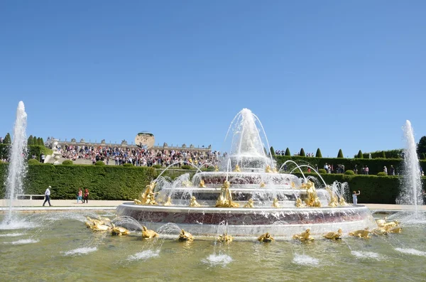 Latona fontein in Versailles Palace met water sproeien — Stockfoto