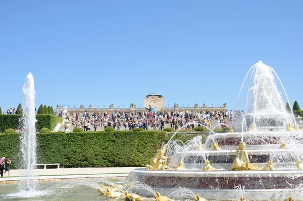 Latona fontein in Versailles Palace met menigte in achtergrond — Stockfoto