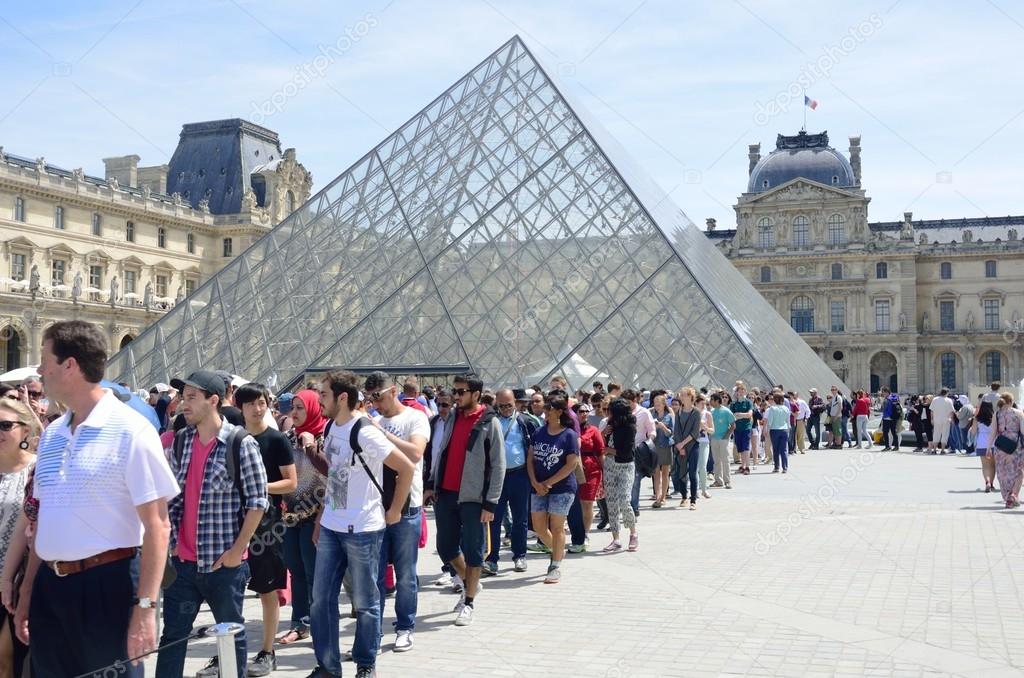 Large queue outside louvre Paris – Stock Editorial Photo © pauws99 #80448662