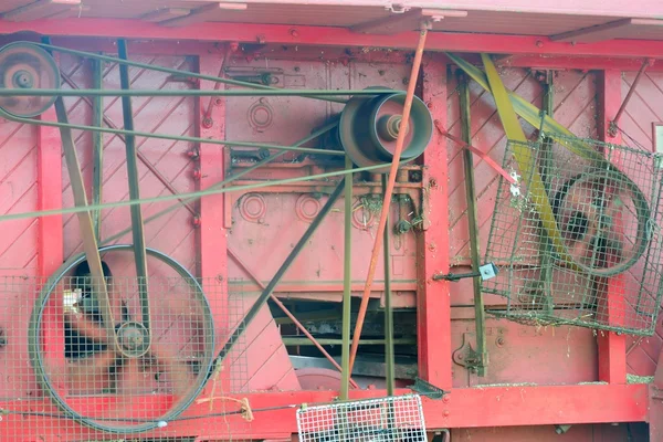 Lado da velha máquina Threshing com cintos — Fotografia de Stock