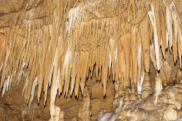 Stalaktiter i underjordisk grotta — Stockfoto