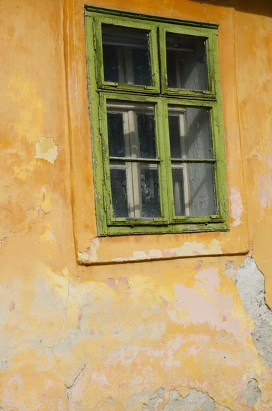 Vintage finestra verde con sfondo giallo — Foto Stock