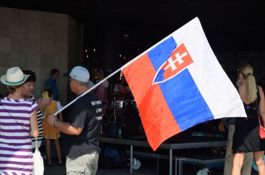 Adam büyük Slovakça bayrağı ile