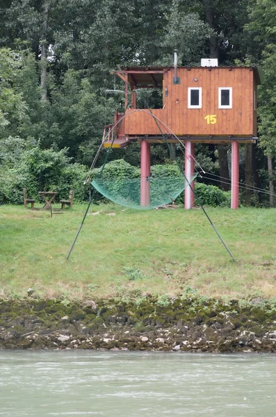 Cabane de pêche Riverside avec filet — Photo