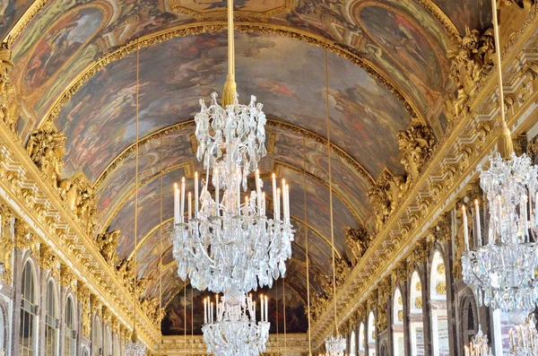 Grand lustr a zdobený strop — Stock fotografie