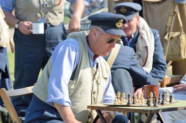 Adam Satranç Dünya Savaşı canlandırma kapış bekleyen konsantre