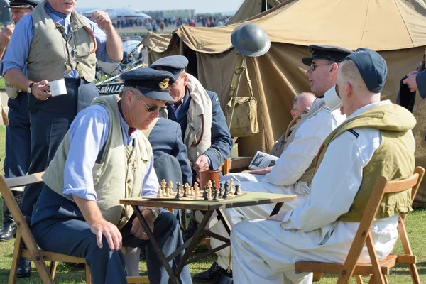 Spela schack väntar på rusning i andra världskriget reenactment — Stockfoto