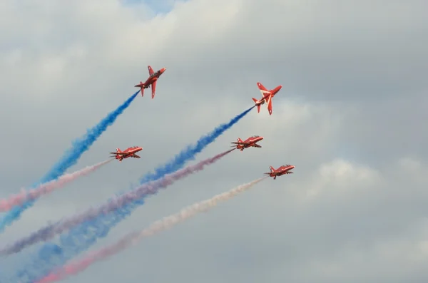 Red Arrows in Display met rook — Stockfoto