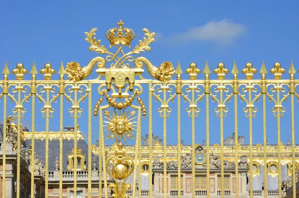 Portas douradas no Palácio de Versalhes — Fotografia de Stock