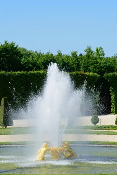 Декоративный фонтан, текущий на территории дворца — стоковое фото
