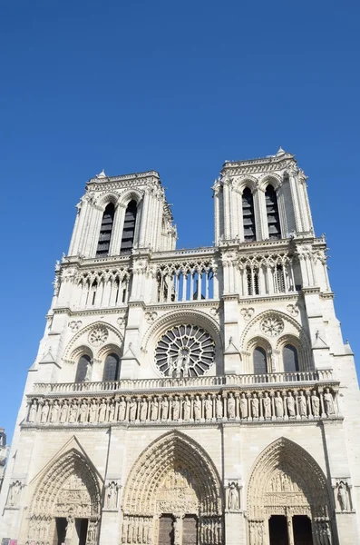 Frente a la Catedral de Notre Dame con el cielo azul brillante en el fondo — Foto de Stock