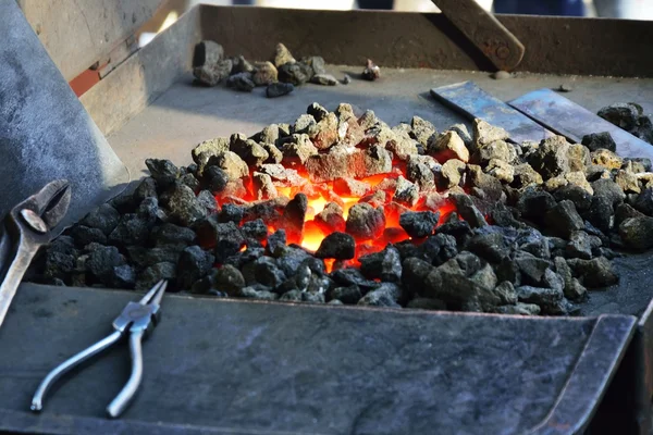 Malý oheň pro kování kovů — Stock fotografie