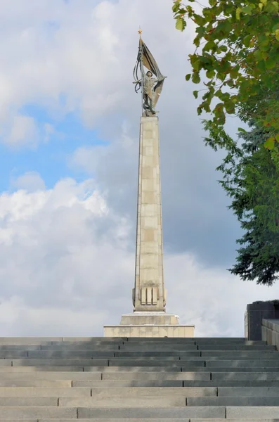 Pomnik żołnierzy radzieckich Slavín usytuowany kolumna Bratysława — Zdjęcie stockowe