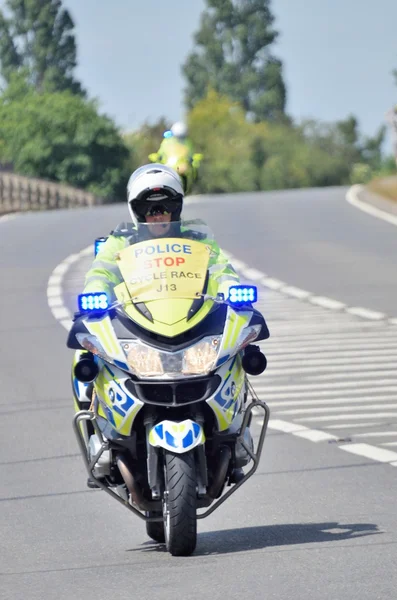 Polis motorcykel eskort på väg — Stockfoto