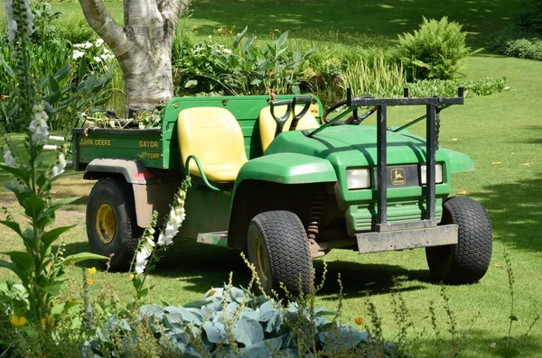 Tractor hortícola en el jardín —  Fotos de Stock