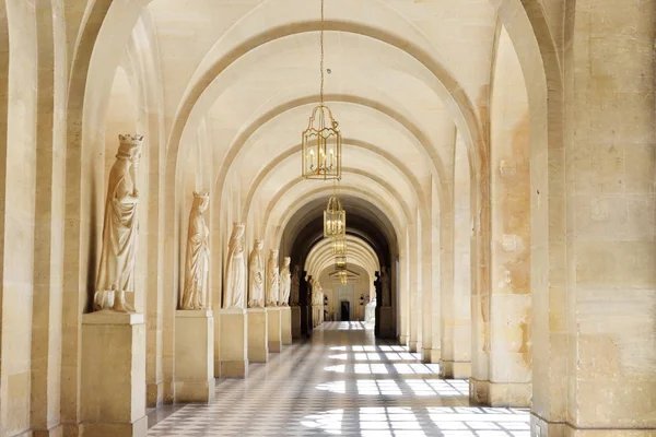 Ampio corridoio di marmo piastrellato — Foto Stock