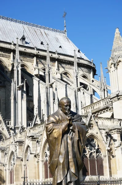 Estatua de Juan Pablo II con Notre Dame en segundo plano — Foto de Stock
